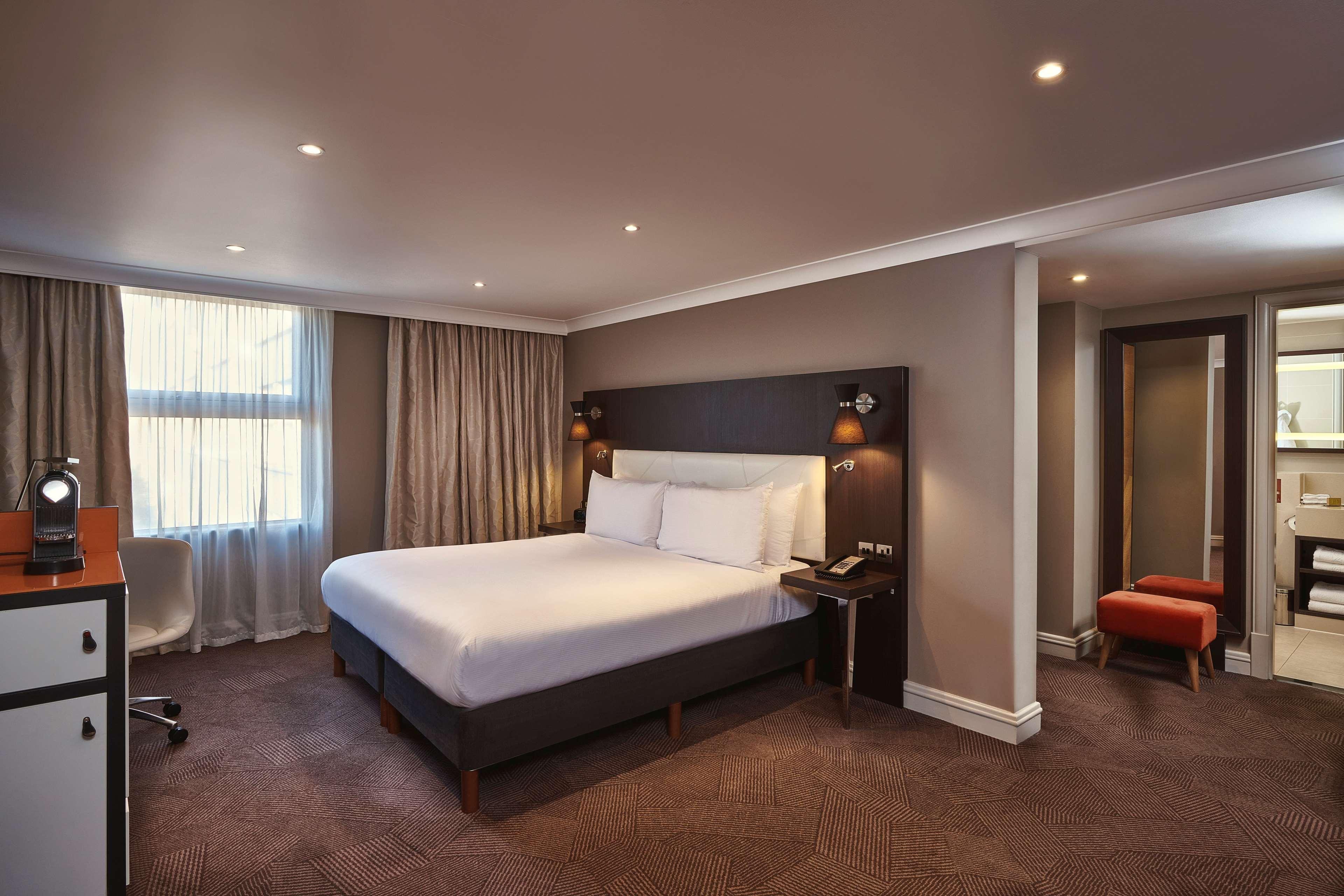 Doubletree By Hilton London Ealing Hotel Екстериор снимка