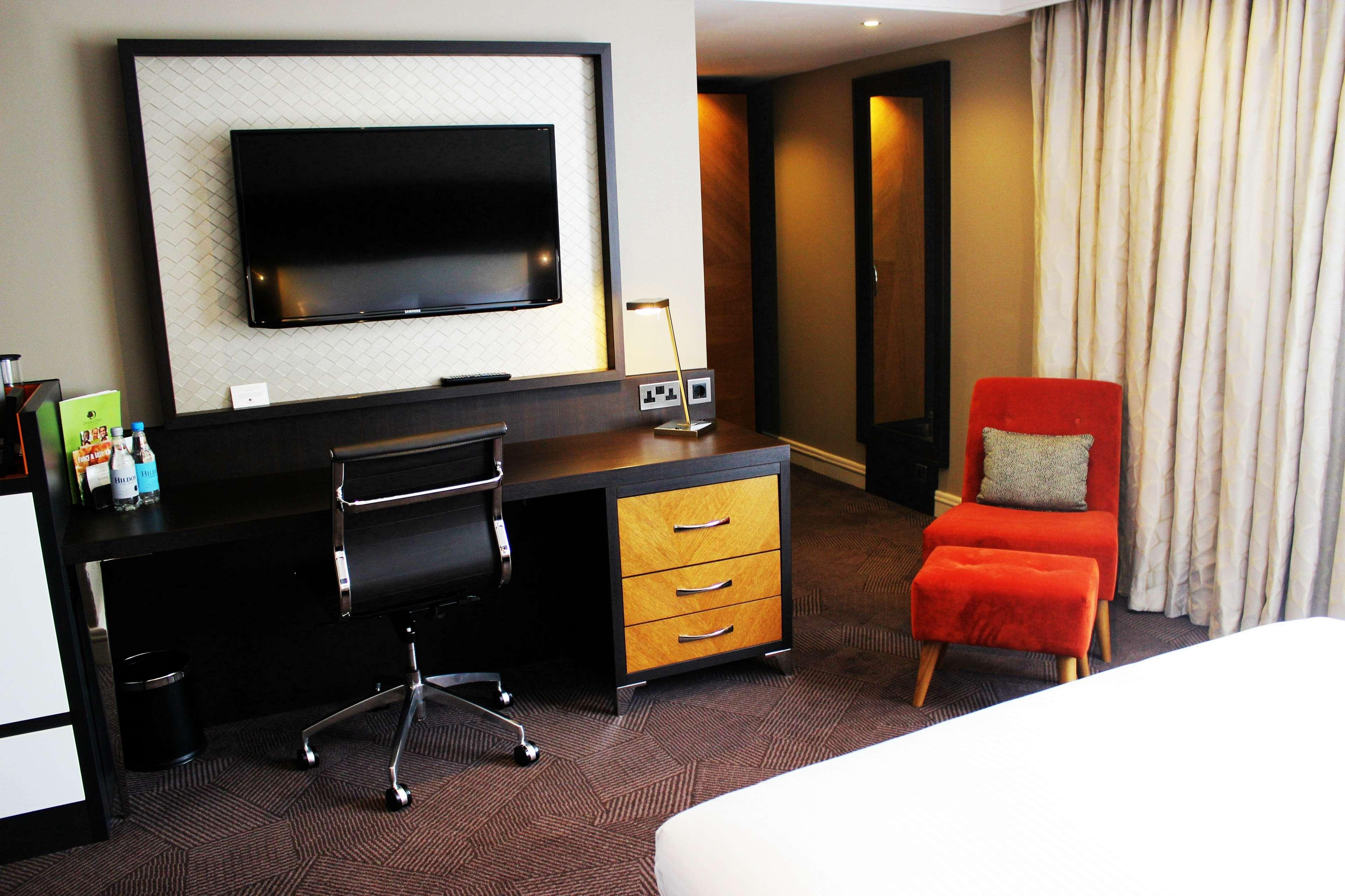 Doubletree By Hilton London Ealing Hotel Екстериор снимка