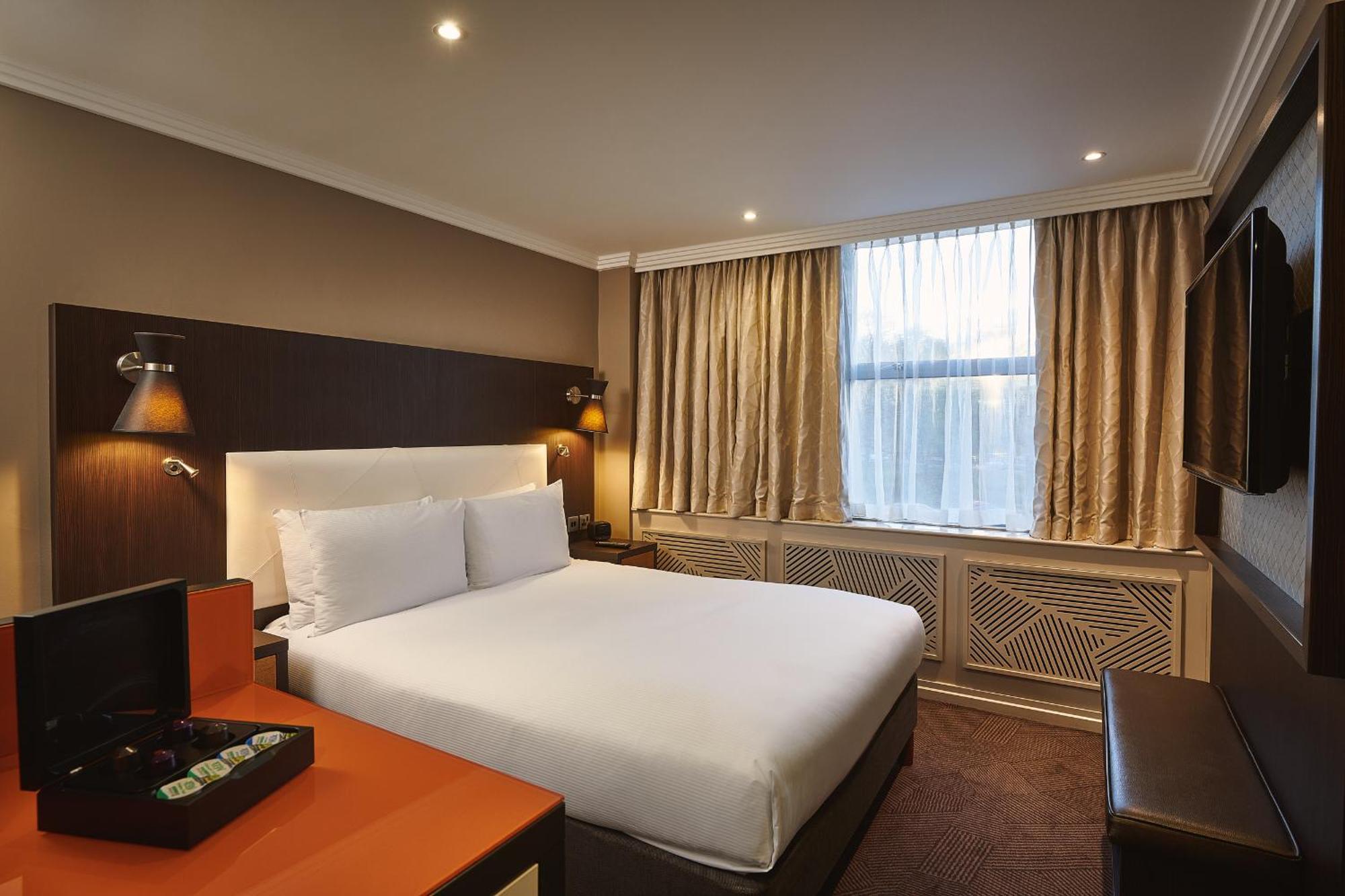 Doubletree By Hilton London Ealing Hotel Екстериор снимка