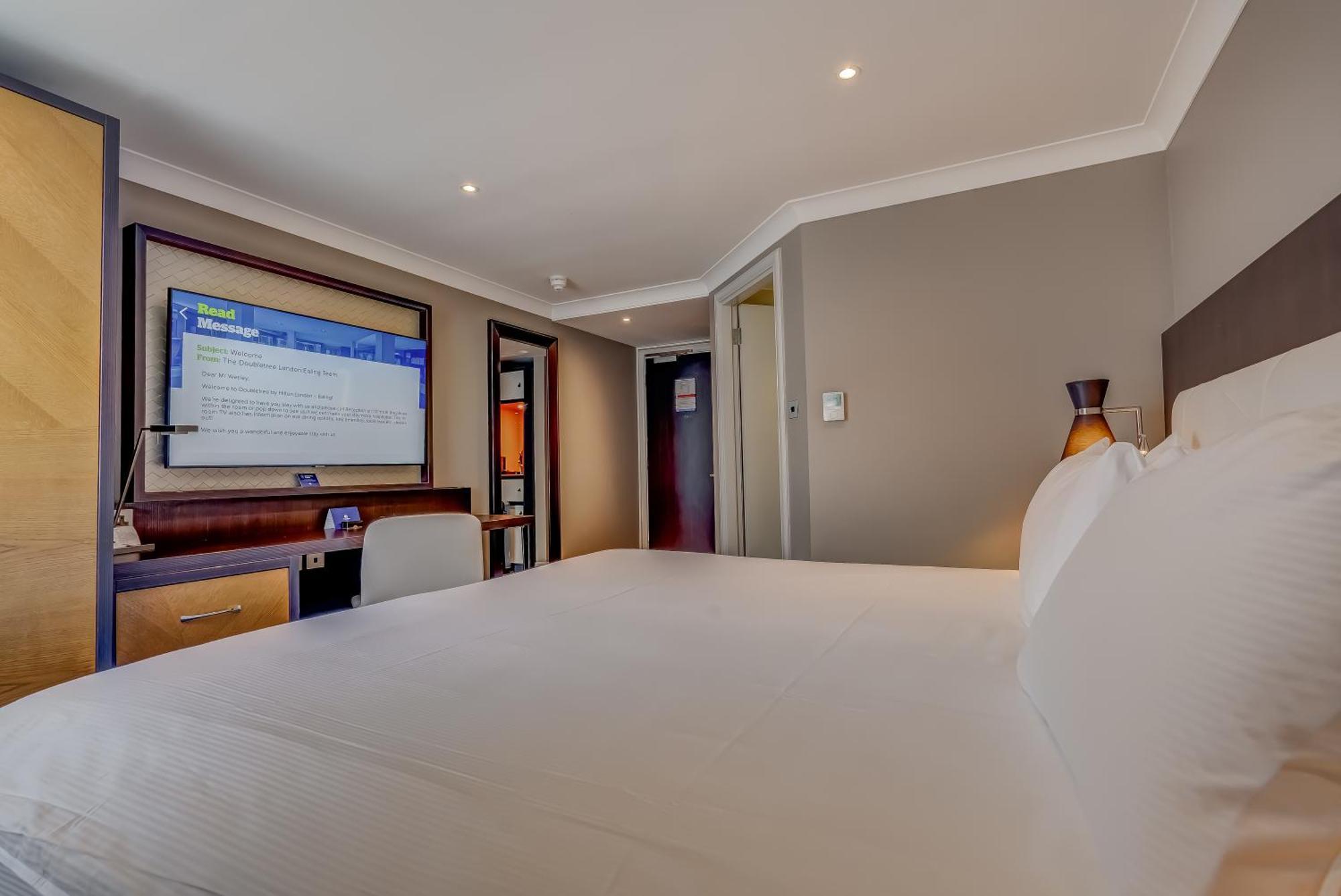Doubletree By Hilton London Ealing Hotel Екстериор снимка