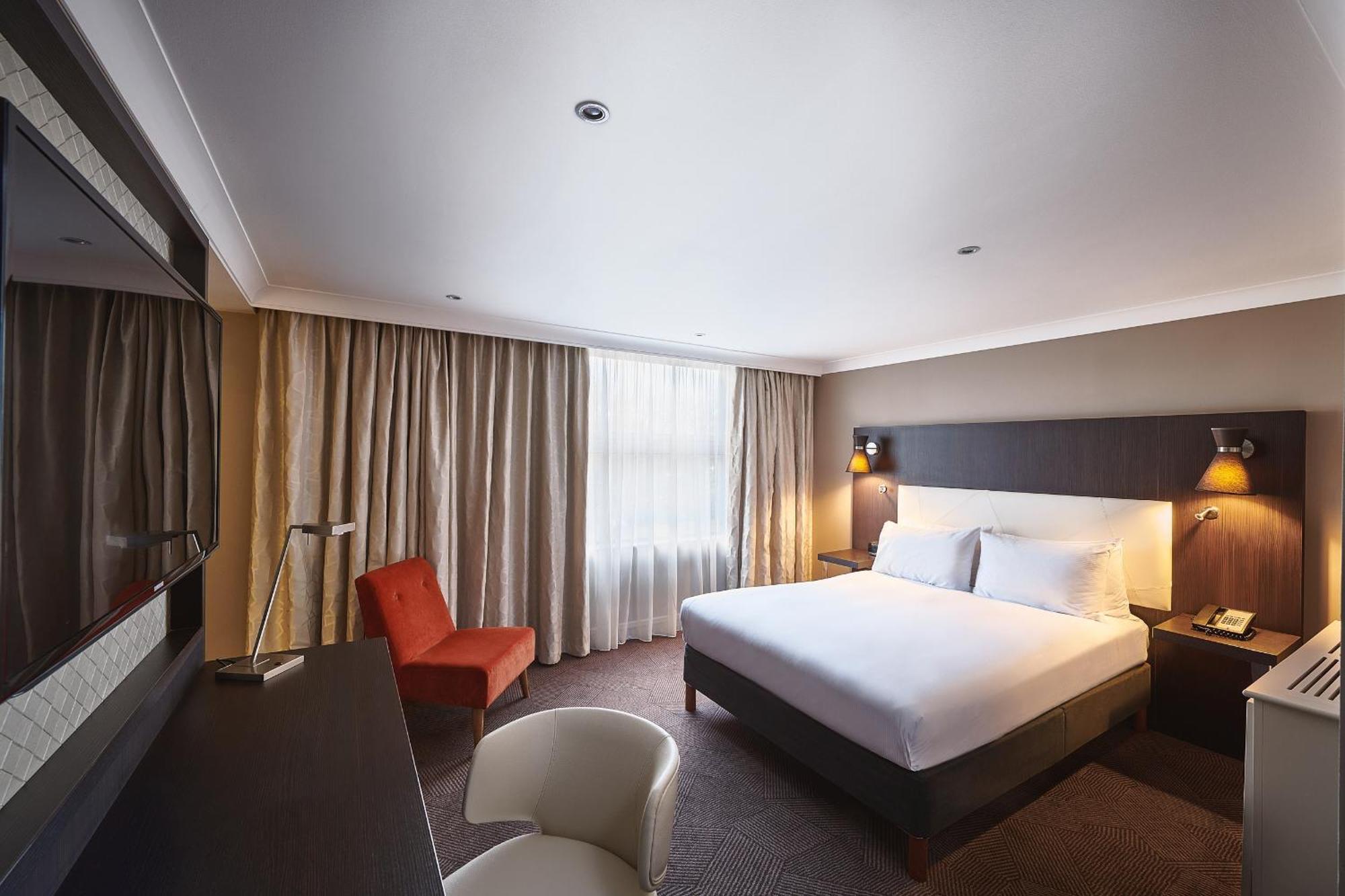 Doubletree By Hilton London Ealing Hotel Екстериор снимка