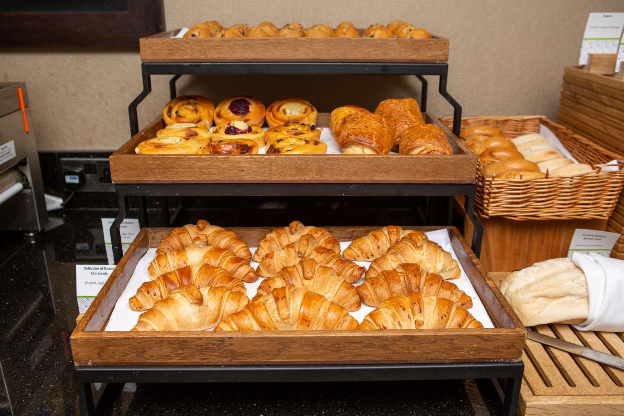 Doubletree By Hilton London Ealing Hotel Екстериор снимка