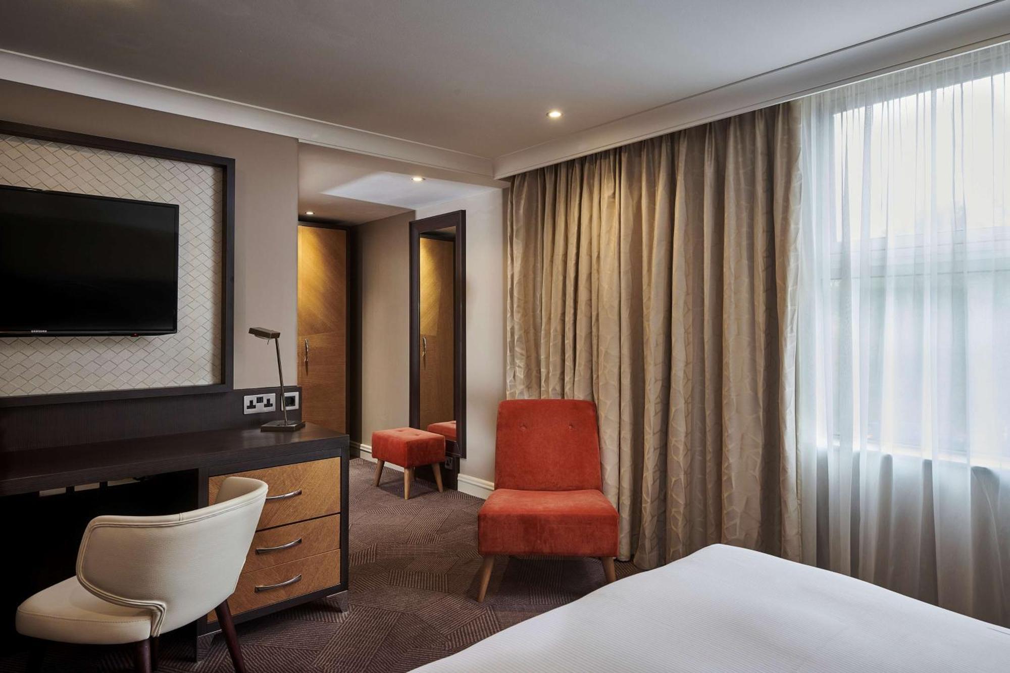 Doubletree By Hilton London Ealing Hotel Екстериор снимка