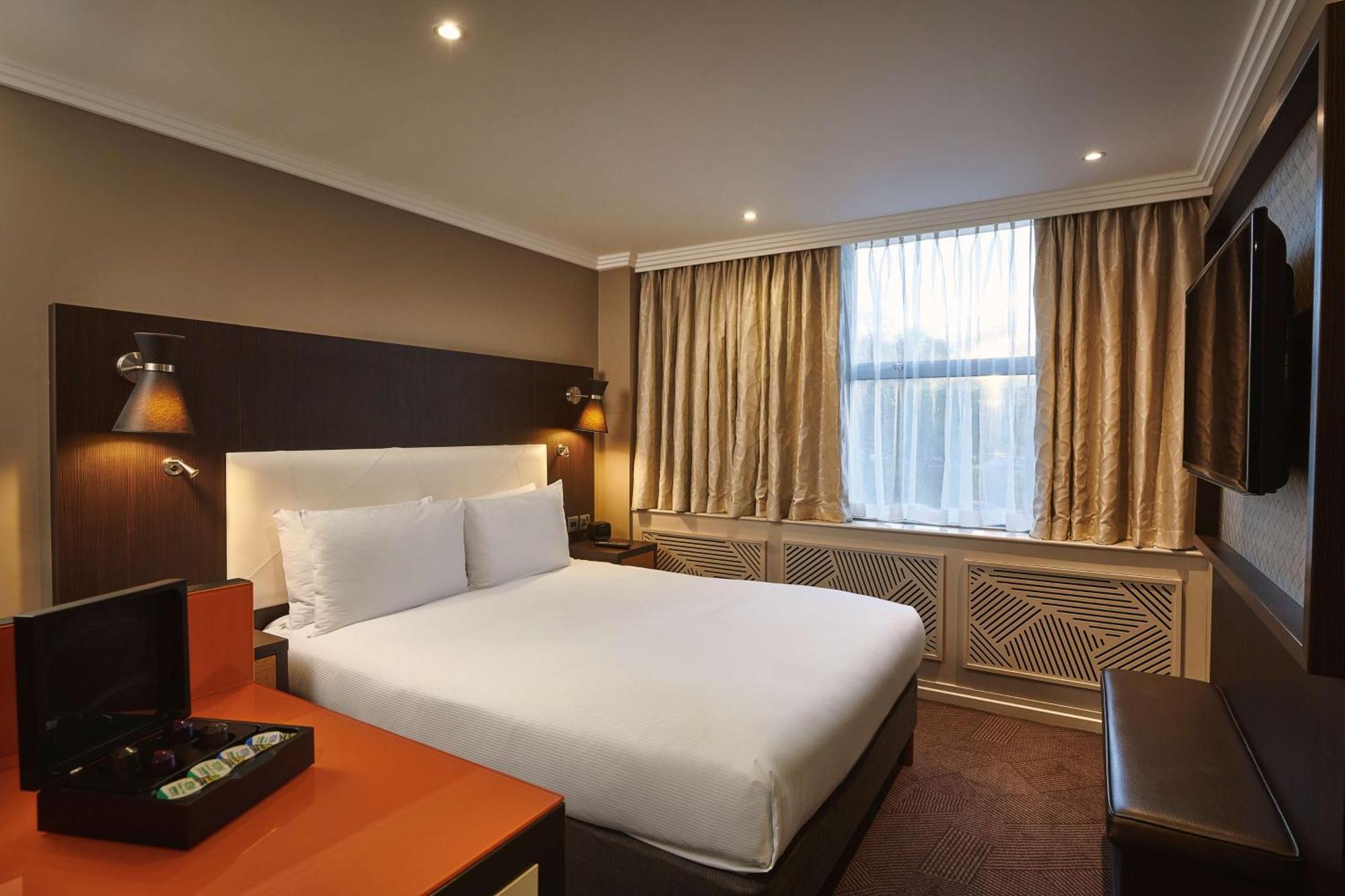 Doubletree By Hilton London Ealing Hotel Екстериор снимка