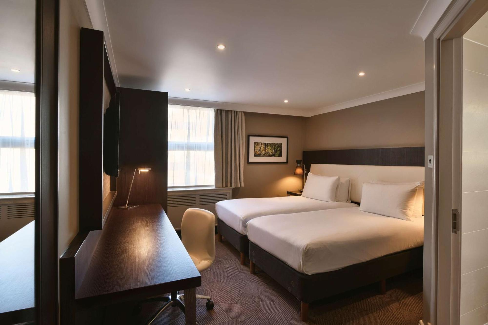 Doubletree By Hilton London Ealing Hotel Екстериор снимка