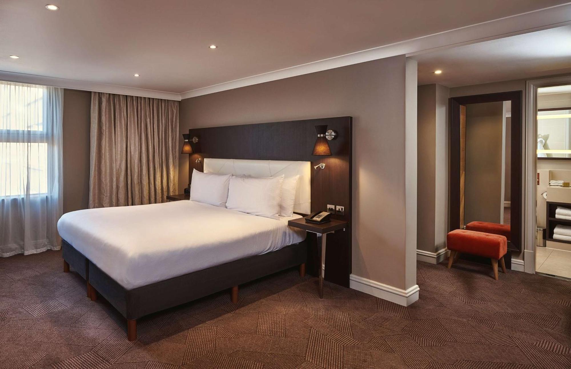 Doubletree By Hilton London Ealing Hotel Екстериор снимка