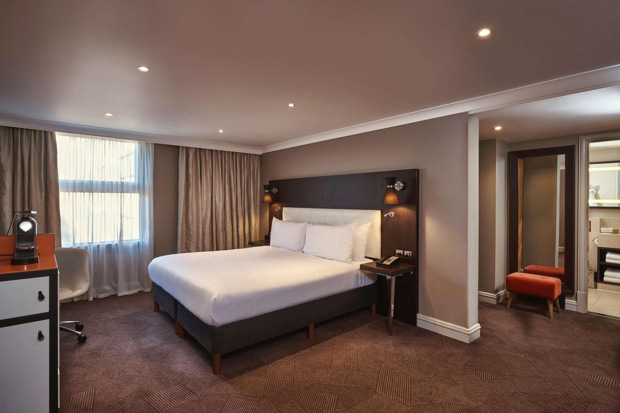 Doubletree By Hilton London Ealing Hotel Екстериор снимка
