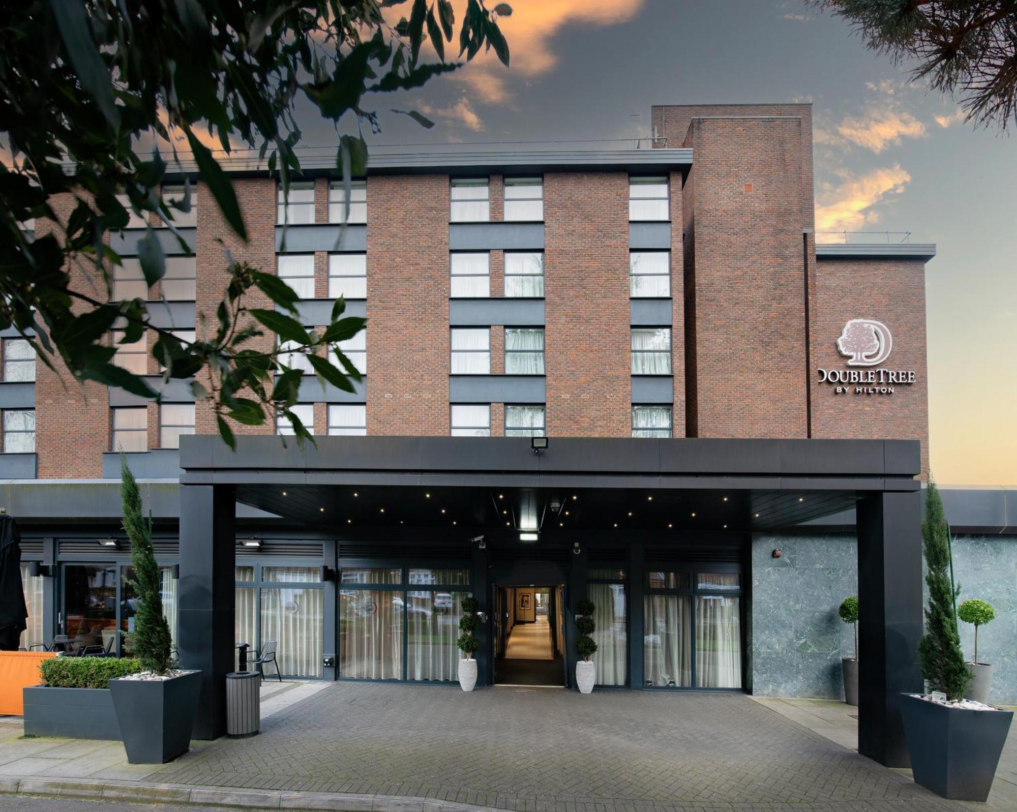 Doubletree By Hilton London Ealing Hotel Екстериор снимка