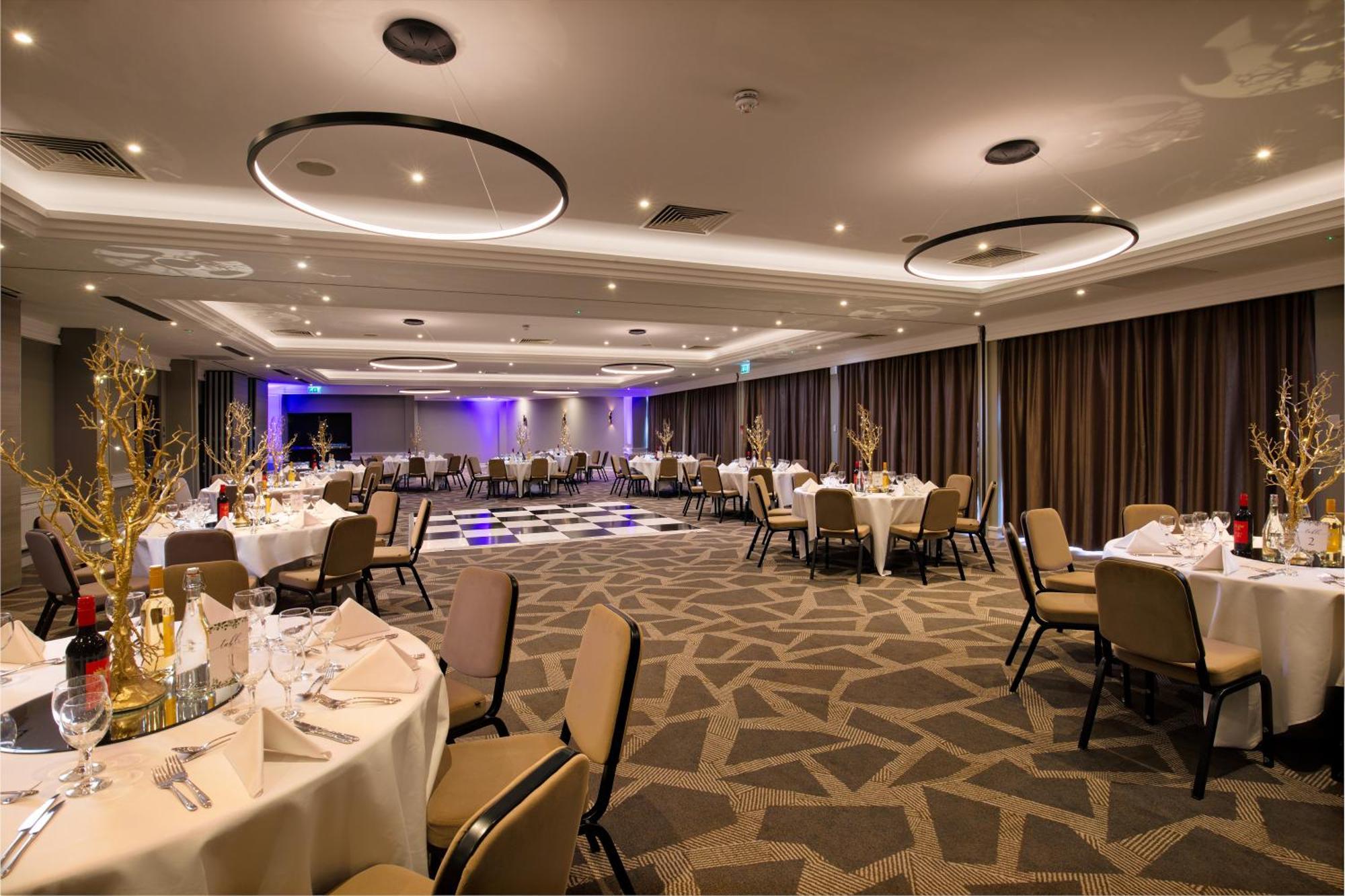 Doubletree By Hilton London Ealing Hotel Екстериор снимка