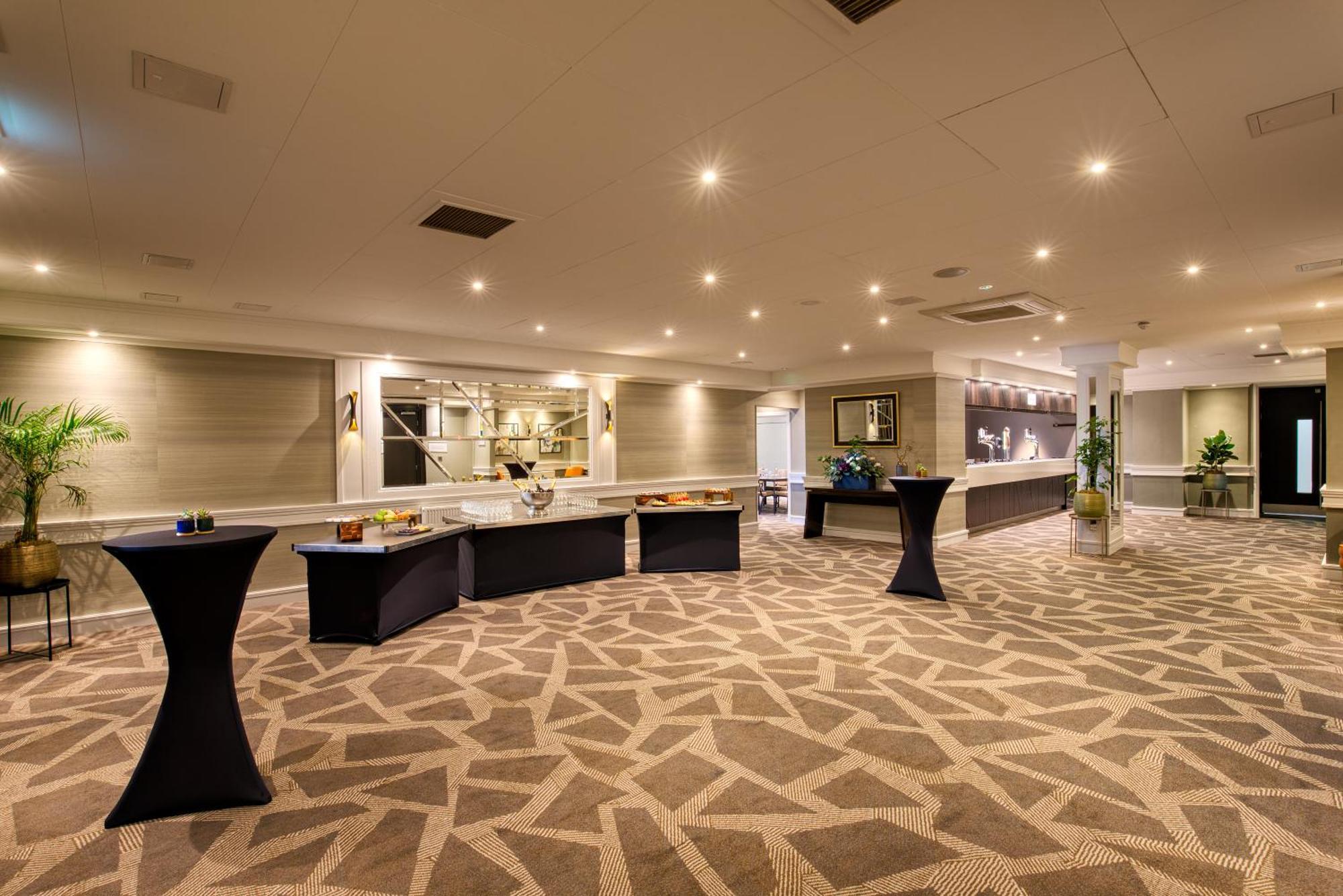 Doubletree By Hilton London Ealing Hotel Екстериор снимка