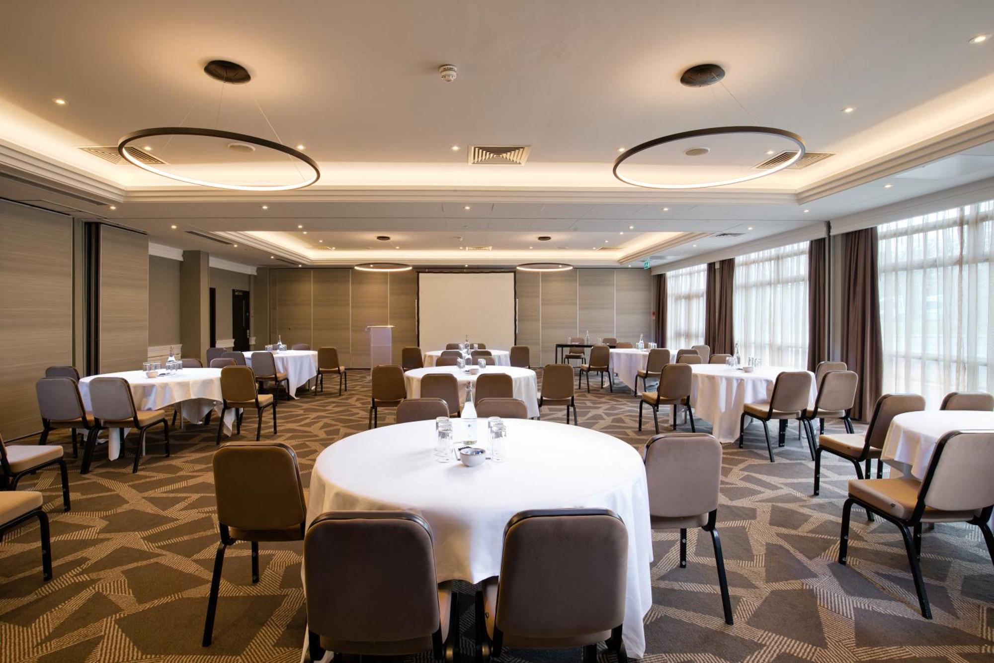 Doubletree By Hilton London Ealing Hotel Екстериор снимка