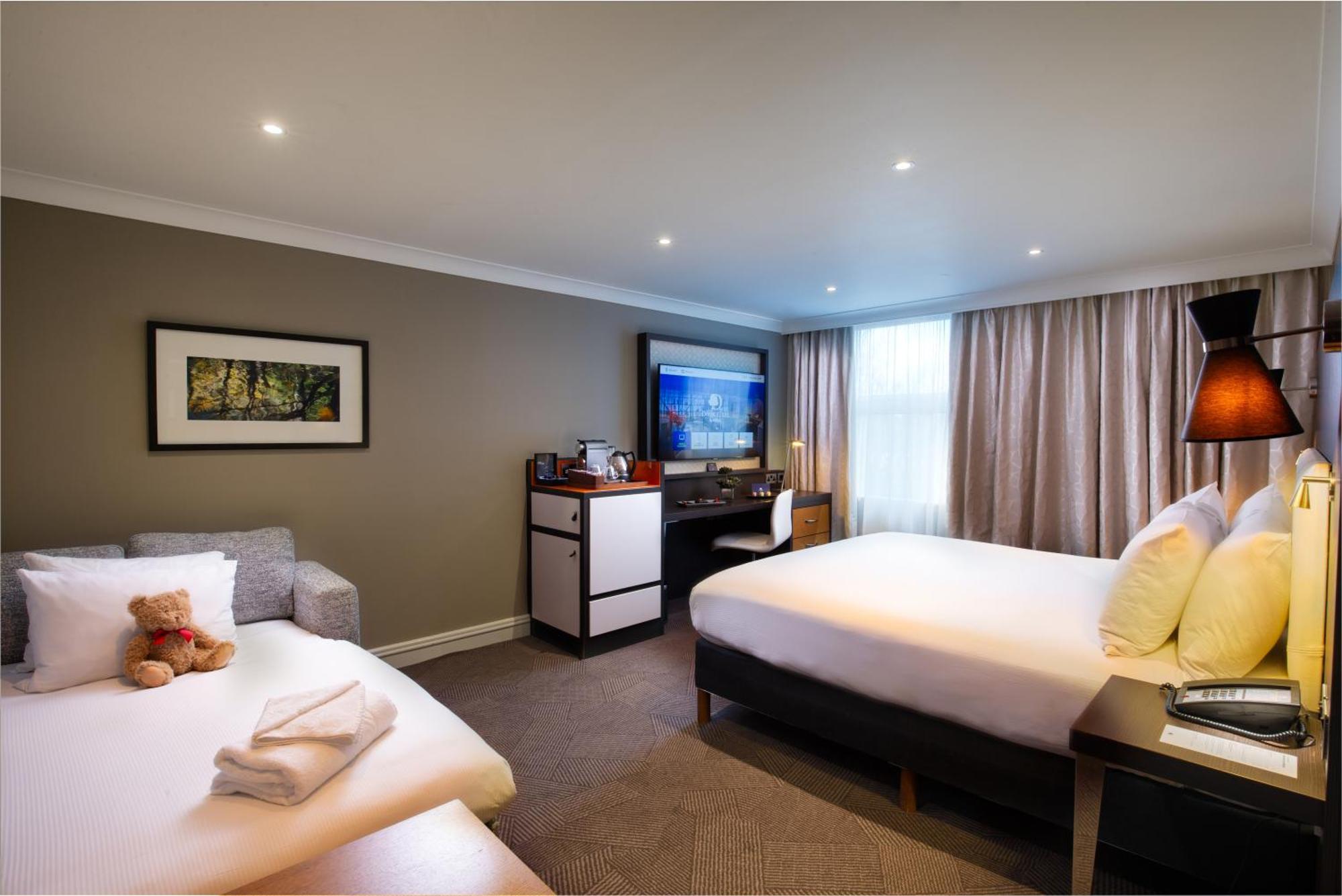 Doubletree By Hilton London Ealing Hotel Екстериор снимка