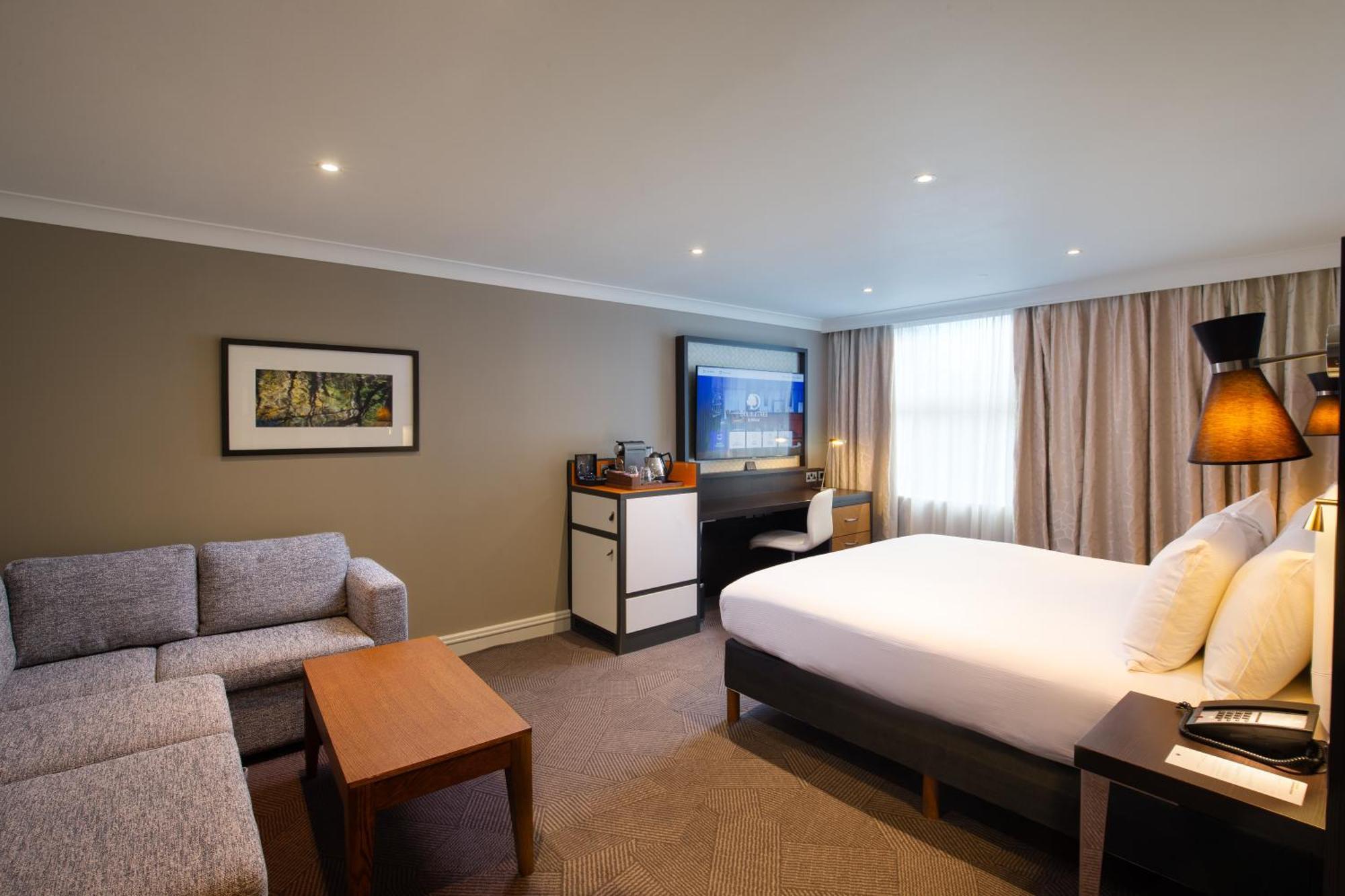 Doubletree By Hilton London Ealing Hotel Екстериор снимка
