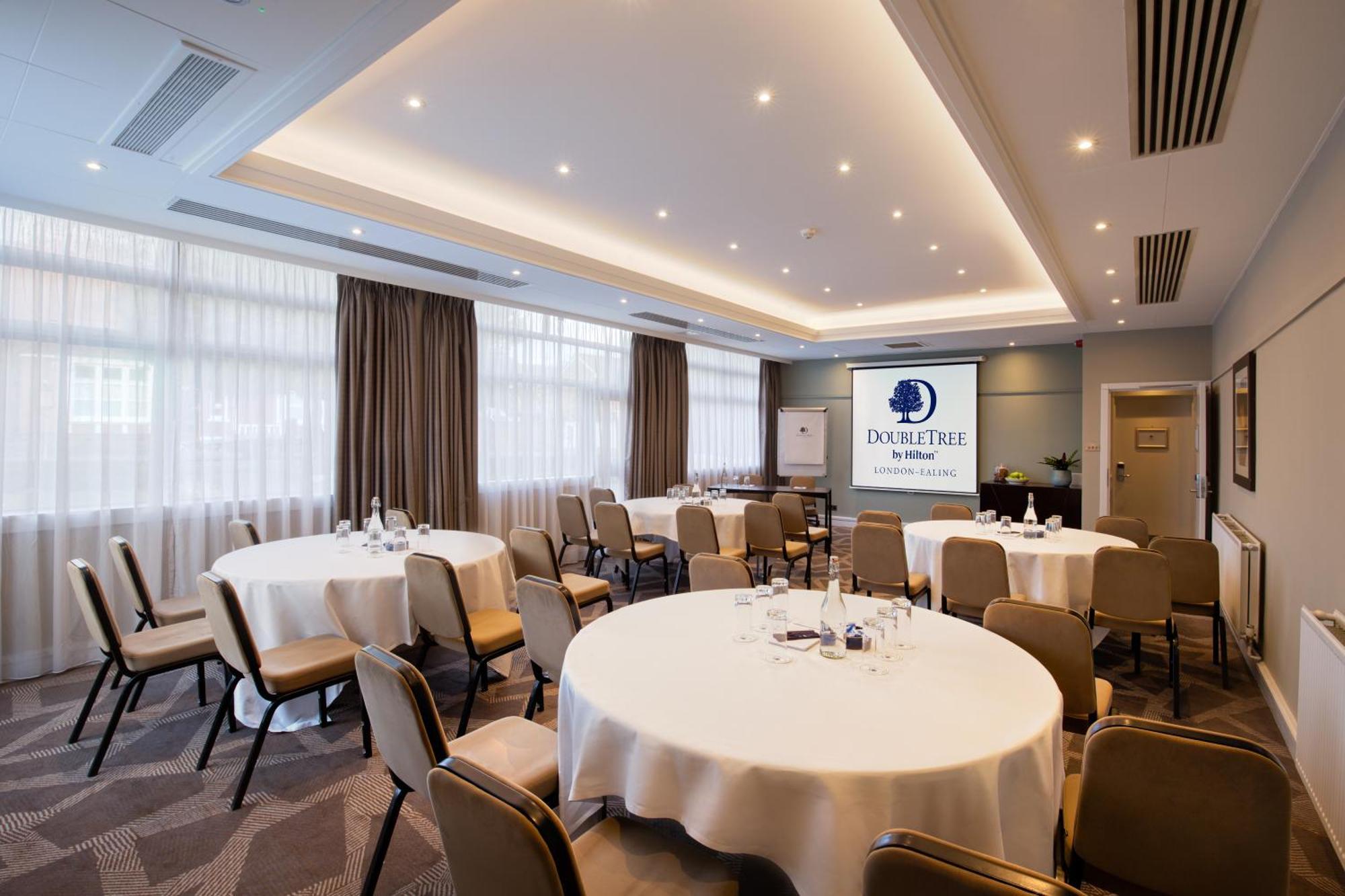 Doubletree By Hilton London Ealing Hotel Екстериор снимка