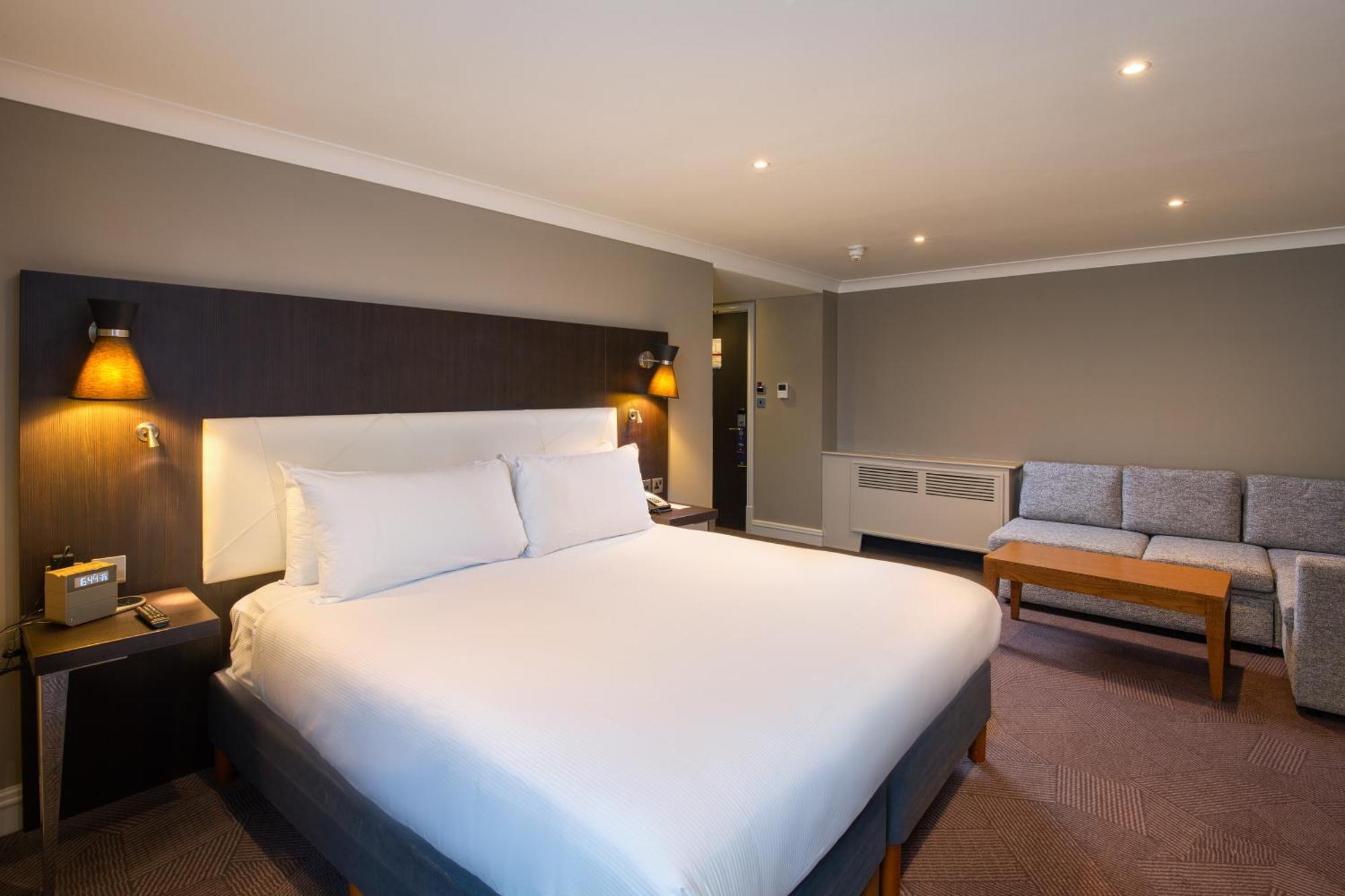 Doubletree By Hilton London Ealing Hotel Екстериор снимка
