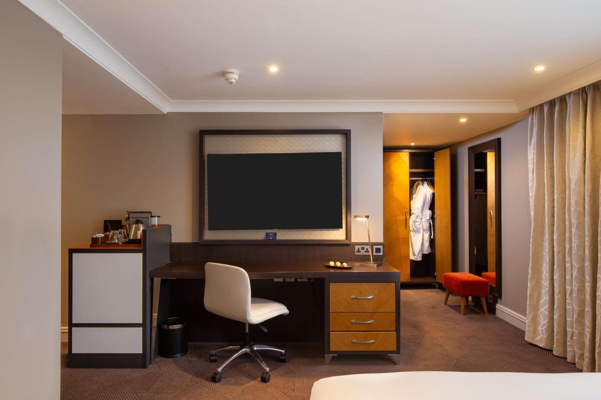 Doubletree By Hilton London Ealing Hotel Екстериор снимка