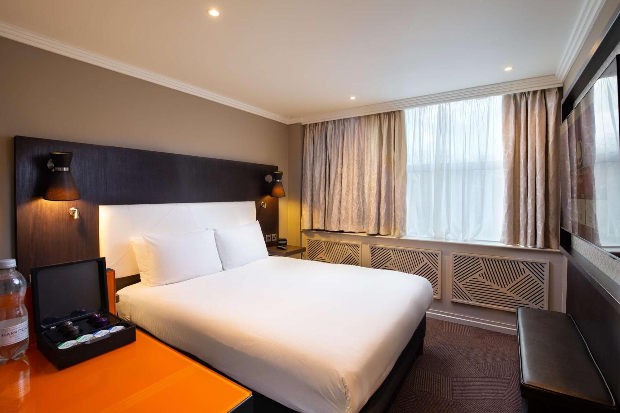 Doubletree By Hilton London Ealing Hotel Екстериор снимка